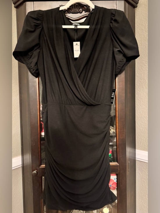 Express Dresses & Skirts - Express Bodycon Vneck Puff Sleeve Dress with ruching sides